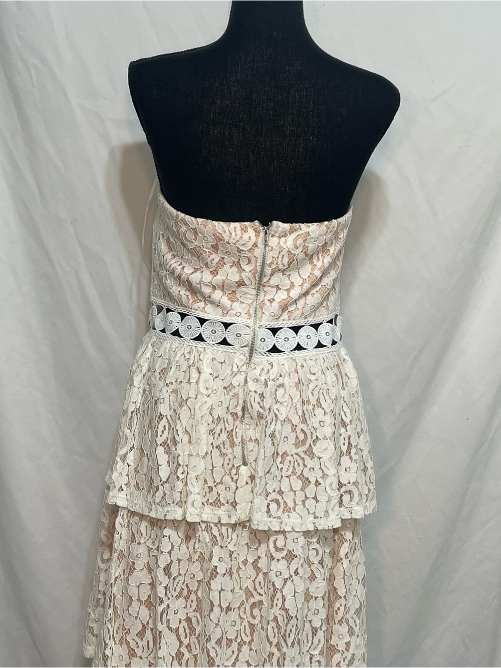 Lulu's NWT Strapless Cream Lace Tiered Dress open embroidered Waistband.  XL. - Picture 4 of 13